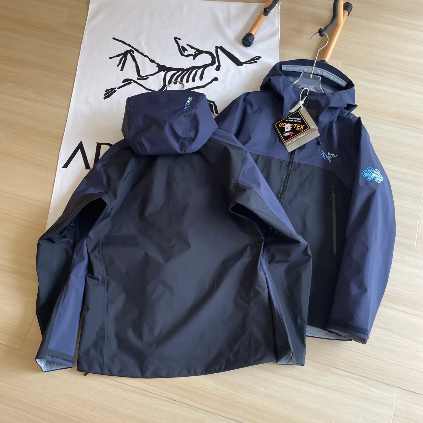 🆕🖤ARC'TERYZ SONGTSAM Series 2025 BETA SL GAMMA ， ，2025 4718 ， Series。Series ， - ， ， 。 Blue : ， ， 、 、 ， Series ， ; ， ， 、 、 、 ， “ ” 。 ： Size：S-2XL S： 112 72 50 64.5 M： 116 74 51 66 L： 120 76 52 67.5 XL 124 78 53 69 2XL 128 80 54 70.5 ： 100 -120 S 120 -140 M 140 -160 L 160 -180 XL 180 2XL ， 1-2cm ，